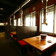 利用シーンや人数に応じて使い分けられるテーブル席とカウンター席、個室で構成されている店内。