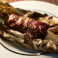 『キントア豚の蓮の葉蒸し』は米粉に絡ませ素揚げした豚を甜麺醤と豆鼓に絡めて2時間。その後、蓮の葉で香り高く蒸しあげた逸品です。