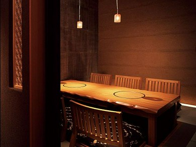 接待や会食にも使用できる、落着いた雰囲気の掘りごたつ個室