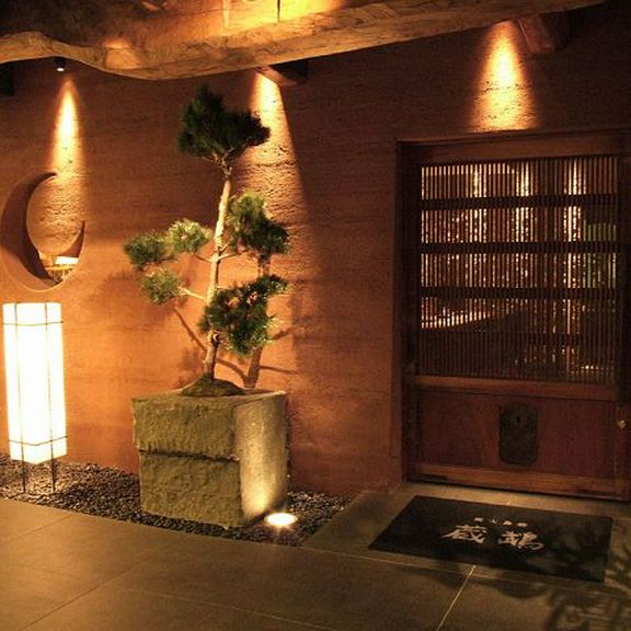 落着いた佇まいの入口を開けると…広がる大人たちの癒しの空間！