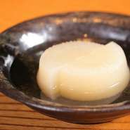 たっぷりの利尻昆布とかつお節でとった出汁で
五時間ほど炊き上げた大根は、素材そのものの甘み、
染みこんだ上品な出汁の美味さを感じる一品です。
