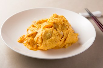 上質なトリュフの香りがアクセントとなる『トリュフ塩のかに玉』