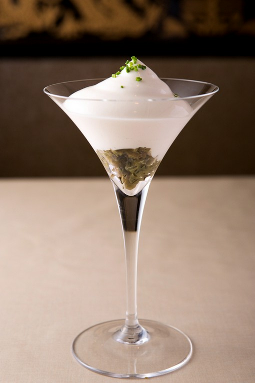 定番料理を独自の解釈で再構築した『ピータン豆腐』