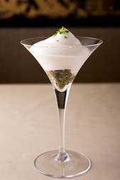 定番料理を独自の解釈で再構築した『ピータン豆腐』