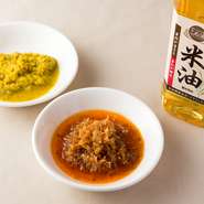 無農薬青唐辛子にたっぷり果汁を加えた柚子胡椒や塩味を抑えたXO醤など、調味料にもこだわりあり。