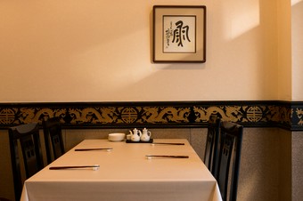 卓上の料理を含めての“内装”となるよう、基本はシンプルに