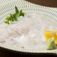 長崎で水揚げされた穴子を、生きた状態で調理。コクのある味わいと、コリコリとした食感が堪能できます。