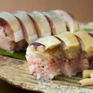 長崎のさばと胡麻・大葉が好相性のお寿司。梅酢使用の寿し飯のほんのり桃色がますます食欲をそそります。