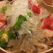 魚介のほとんどを長崎県生月からとりよせたもの。きれいな海で育った魚の味に惚れ込み、毎朝直送しています。いけすの海水も生月の水ですが、魚が楽しそうに泳いでます。訪れた際にはいけすものぞいてみてください。