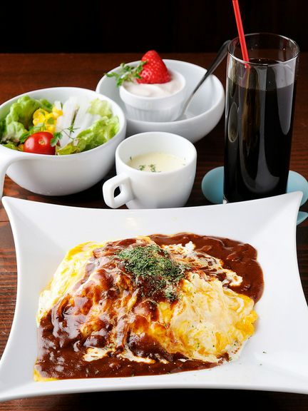 ボリュームたっぷりで食べ応え十分『デミオムライス(ランチ)』