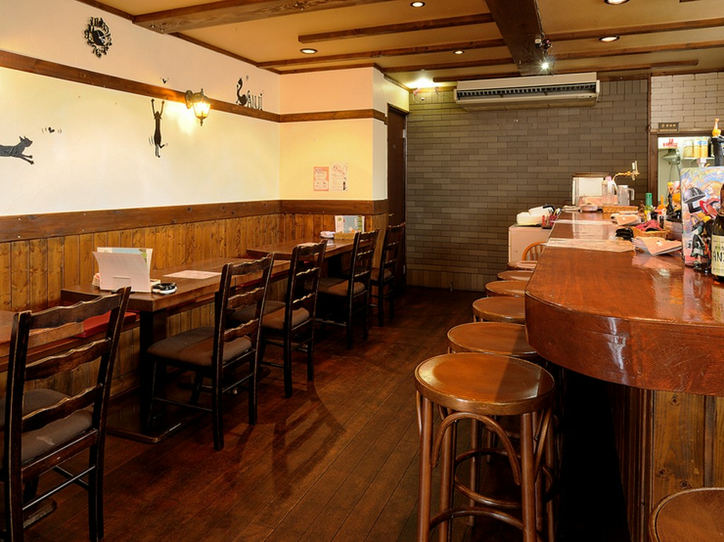 あたたかな木の温もりを感じる、居心地のよい店内