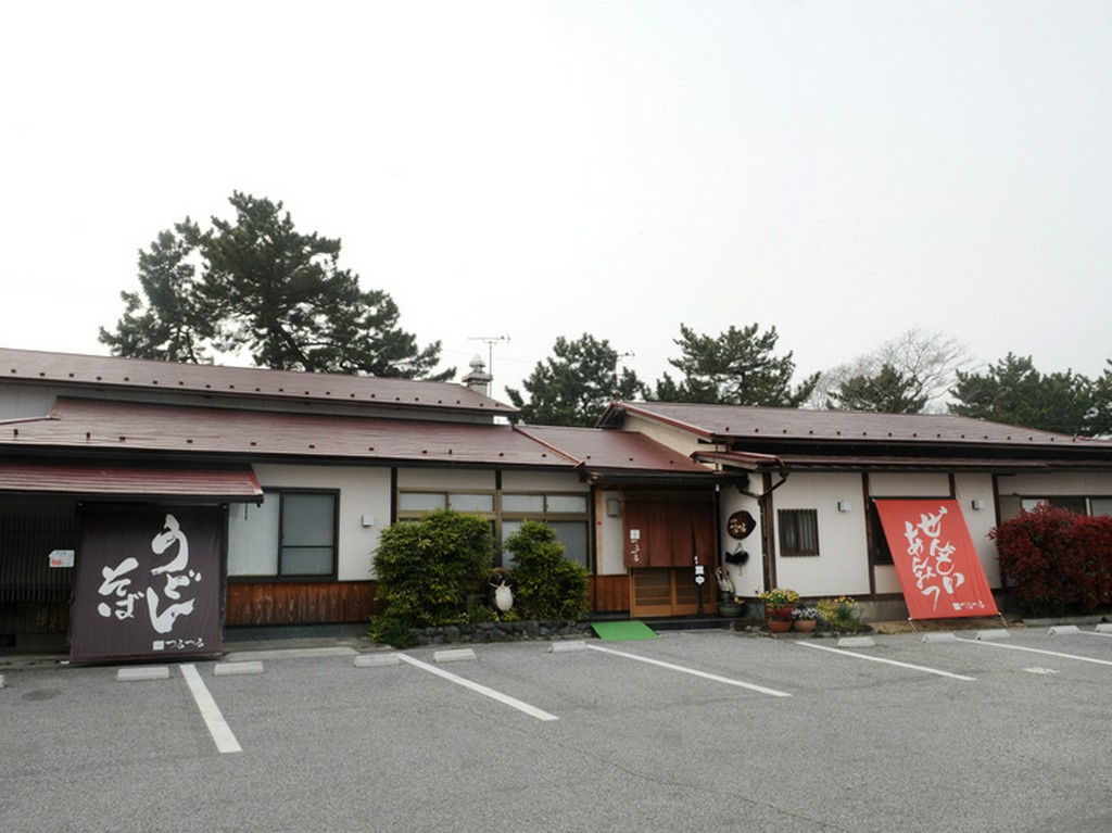 平屋の大きな建物、大きな布看板が人目を惹きます