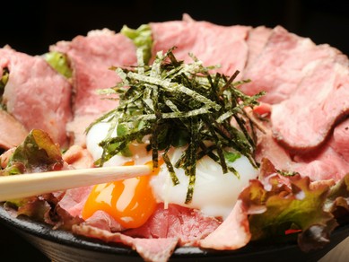 高級品の牛肉をがっつりいただく『ローストビーフ丼』