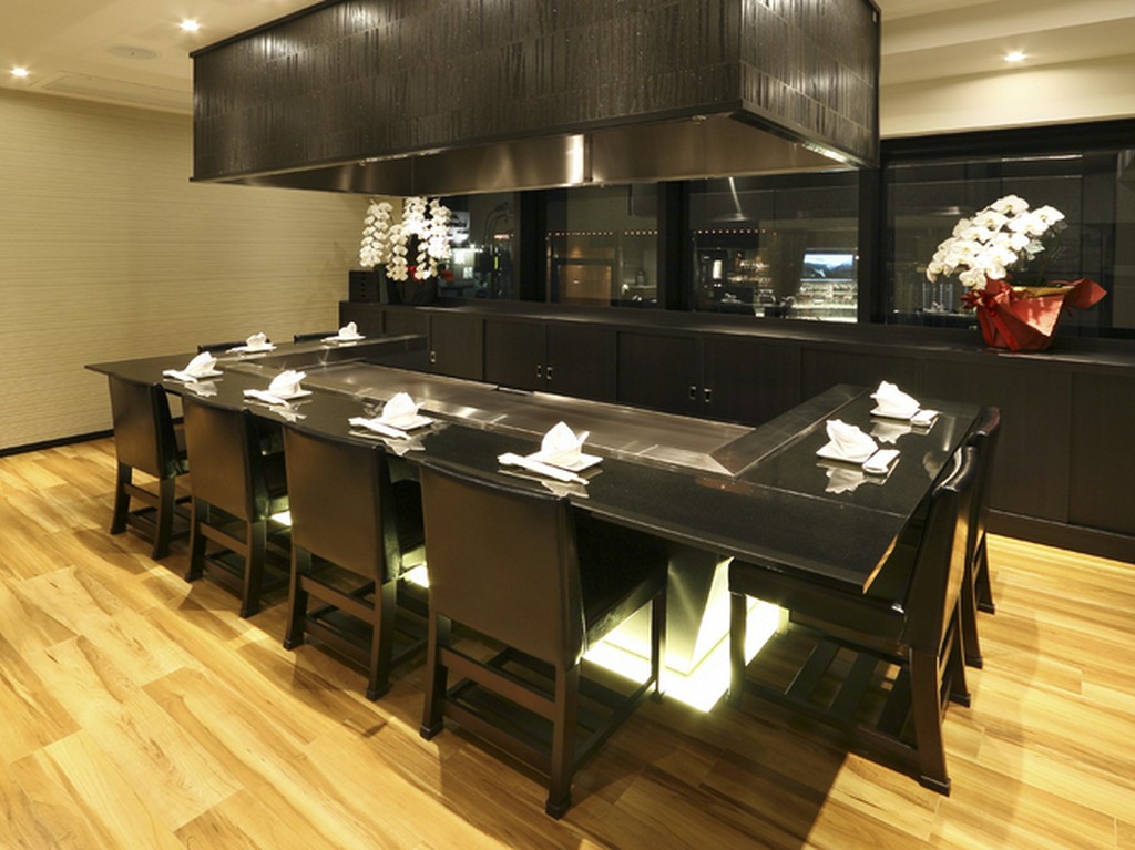 こだわりの個室にもカウンターを設置。鉄板で焼き上げる美味