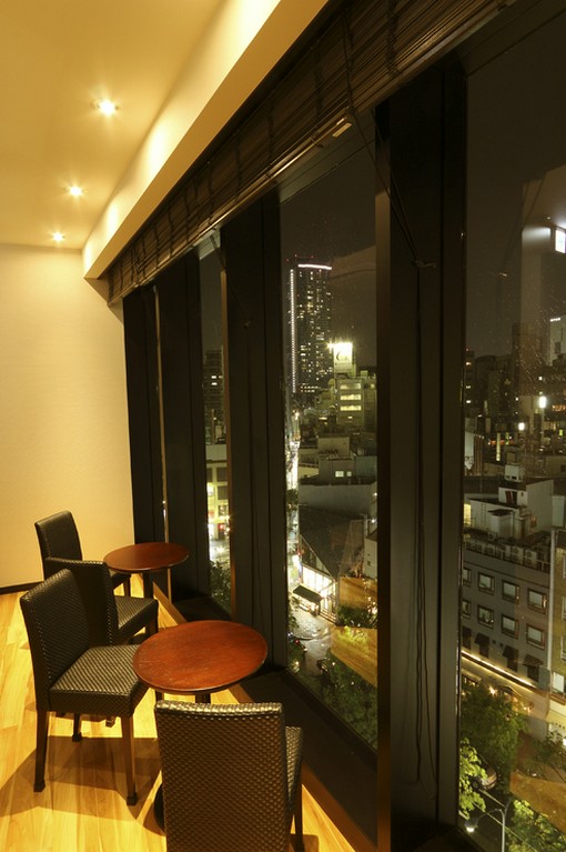 ロマンチックなひと時を過ごせる、夜景が見える窓際