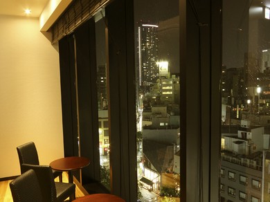 ロマンチックなひと時を過ごせる、夜景が見える窓際