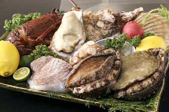 産地直送。シェフこだわりの、肉厚で新鮮な『あわび』を鉄板で