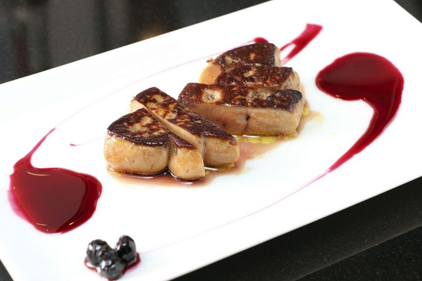 爽やかなソースが素材を引き立てる『フォアグラのカシスソース』