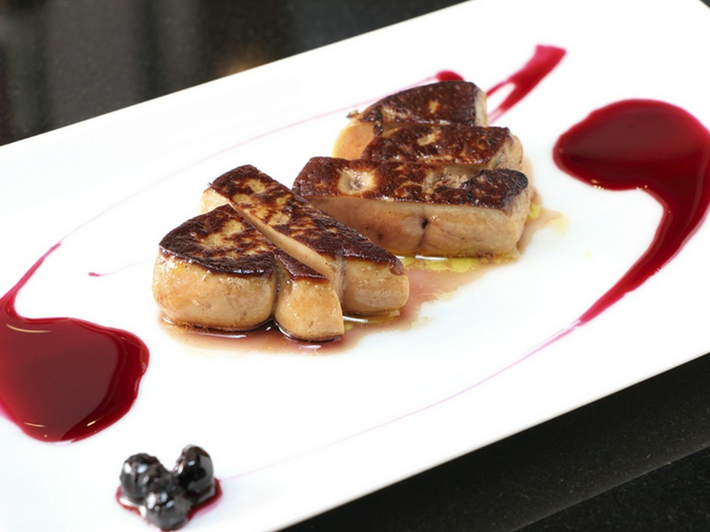 爽やかなソースが素材を引き立てる『フォアグラのカシスソース』