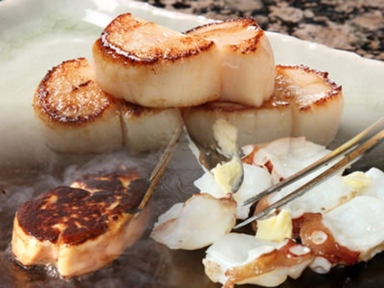 神戸牛特選ロース又は特選フィレ又はブランド黒毛和牛フィレと魚介から選べるコース。当店のおすすめです。