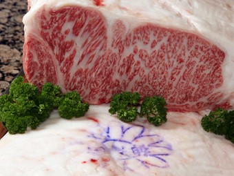目の前で焼きあがる、神戸牛をご堪能ください