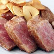 神戸牛の雌牛の最高部位を長期熟成した『神戸牛サーロインステーキとフィレステーキ』は柔らかく弾力のある肉質で、上品な甘みが特徴です。旨味も歯ごたえも極上の味に仕上げた自慢のクオリティです。