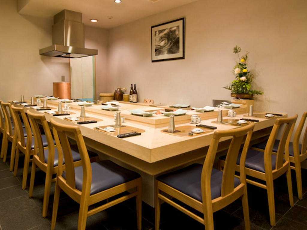 カウンターで味わいたい、できたてのお寿司や天ぷら