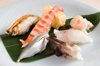 旬の新鮮な魚介を使ったお寿司。その日仕入れた素材から、さらに厳選したものをお寿司でいただけます。