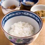 厳選したお米を丁寧に釜で炊きあげたご飯。一粒一粒に艶があり、程よい粘りと甘みが魅力。