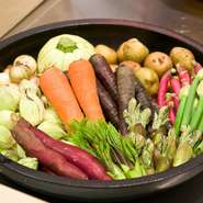 味が濃く、やわらかな野菜を『天ぷら』で提供しています。野菜本来の美味しさを味わっていただこうと、自ら産地へ出向き、成長途中の小さなサイズの野菜を依頼。素材の濃厚な旨みや甘みを存分に召し上がれ。