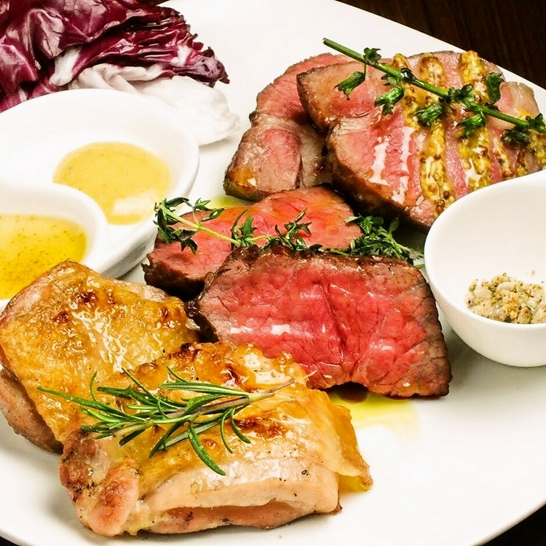 肉づくしの肉バルコースはこのボリュームでなんと5000円