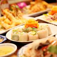 ボリューム満点でリーズナブルなコース料理で宴会はいかが？　人気メニュー9品に、飲み放題がつけられるコースなら、参加者みんなが満足できる宴会が演出できるでしょう。ほかにも、タイスキコースもおすすめです。