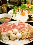 一鍋で２～3人前のお得なセット。エビ・イカ・鶏肉・豚肉・肉団子・エビ団子など。