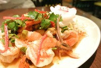 トムヤムクンソースをからめた海老サラダ