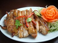 タイ醤油で味付けした鶏のあぶり焼き