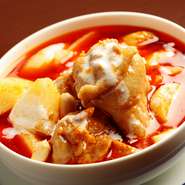 ほどよい辛さとチキン、たっぷり野菜が絶妙なカレーです。サラダとデザートがついたランチもあります。
