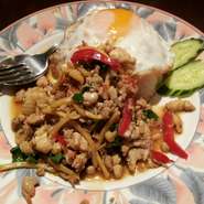 豚肉バジル炒めと目玉焼きを乗せたご飯