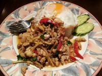 豚肉バジル炒めと目玉焼きを乗せたご飯