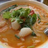 トムヤムクンスープのタイ風ラーメン　麺は米粉でつくった中細麺