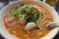 トムヤムクンスープのタイ風ラーメン　麺は米粉でつくった中細麺