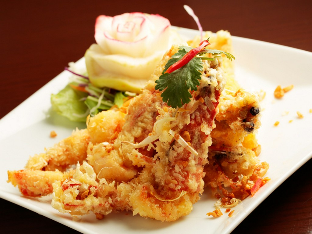 ガーリックの香りが絶妙『エビのニンニクこしょう揚げ』