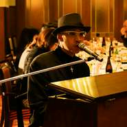 毎晩、いろいろなジャンルで活躍されているミュージシャンが演奏するライブをお楽しみ頂けます。