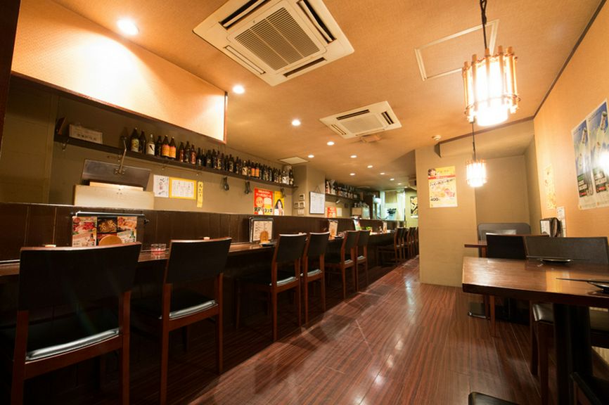 一人でも気軽に食事が楽しめるロングカウンター