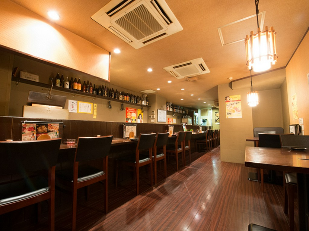 一人でも気軽に食事が楽しめるロングカウンター