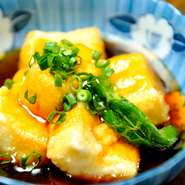 サクッと揚げた豆腐にとろりとしたあんをかけた『揚げ出し豆腐』も人気のメニューです。