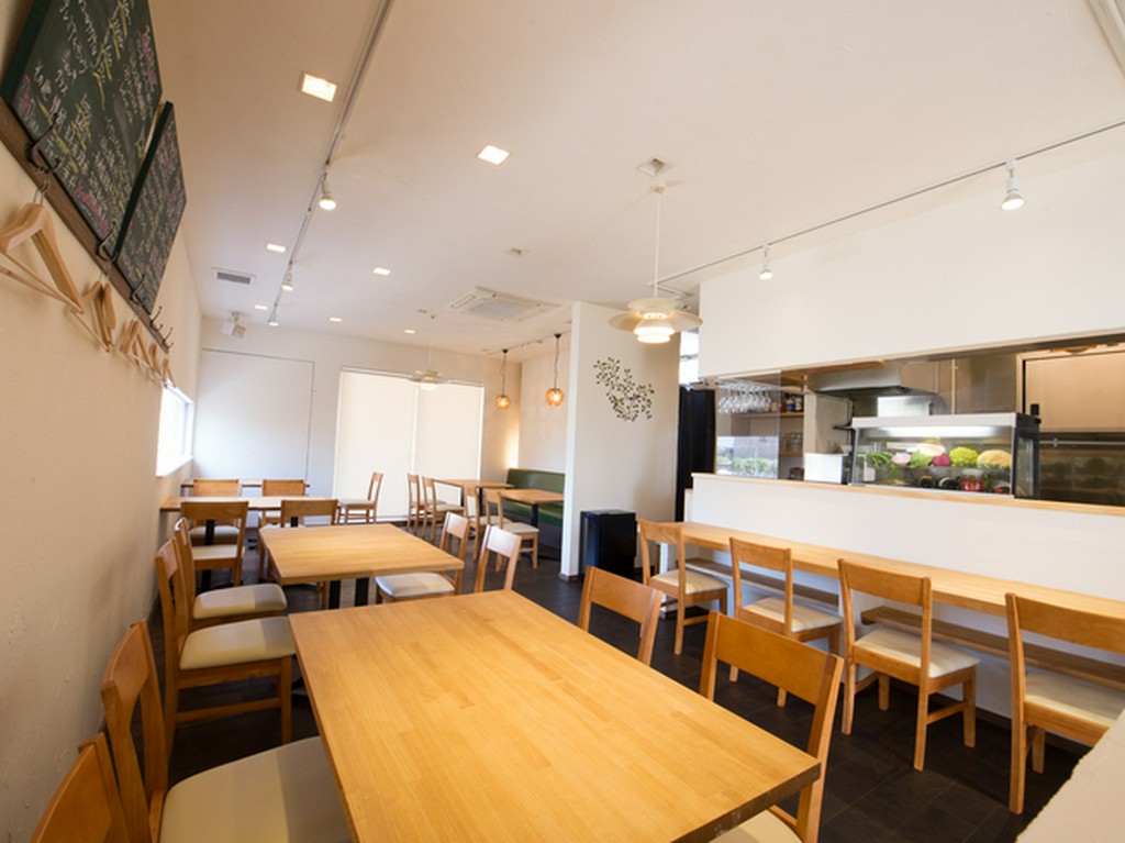 ひとりでも食事やお酒を楽しめる、居心地のよいカウンター席