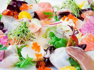 彩り美しく盛り付けられた『本日の鮮魚のカルパッチョ』