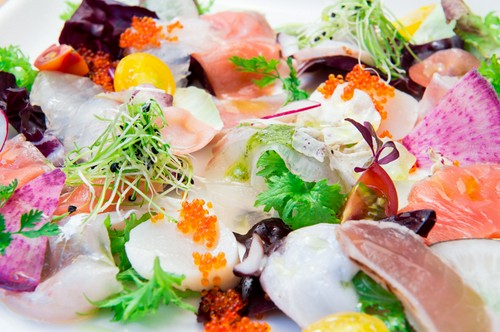 彩り美しく盛り付けられた『本日の鮮魚のカルパッチョ』