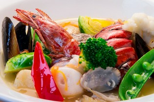 手づくりで仕上げた「甲殻類と魚貝のブイヤベース」
