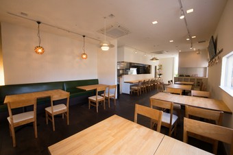 気軽に食事と会話を楽しめるアットホームなお店